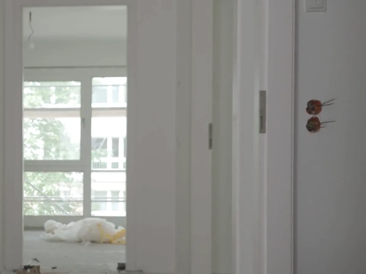 Neubauwohnung mit Bauschutt und Staub während der Baureinigung in Berlin