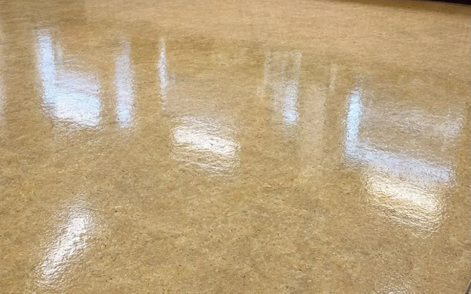 Frisch gereinigter und beschichteter Linoleumboden in einem Klassenraum