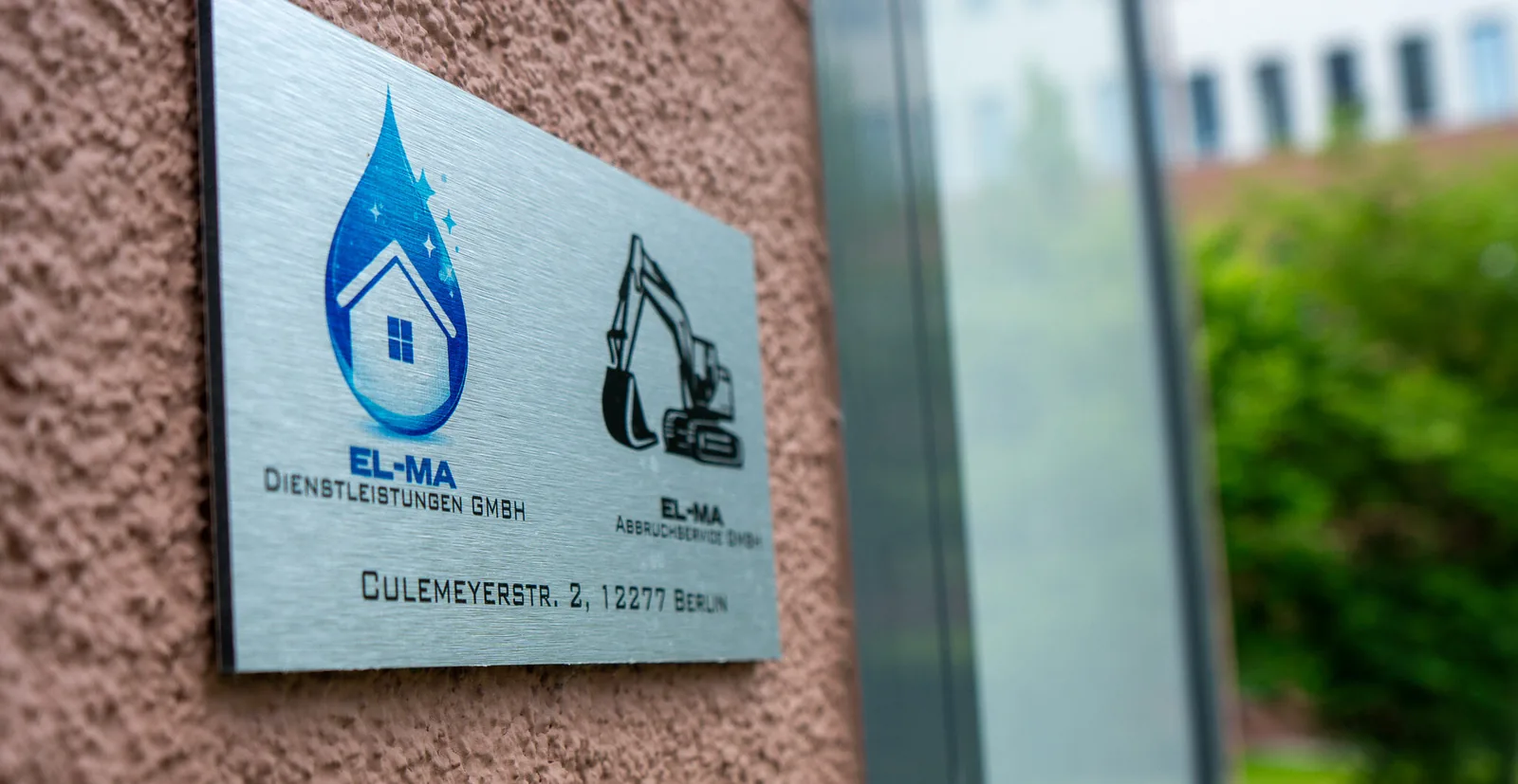 Firmenschild der ELMA Dienstleistungen GmbH am Bürostandort in Berlin