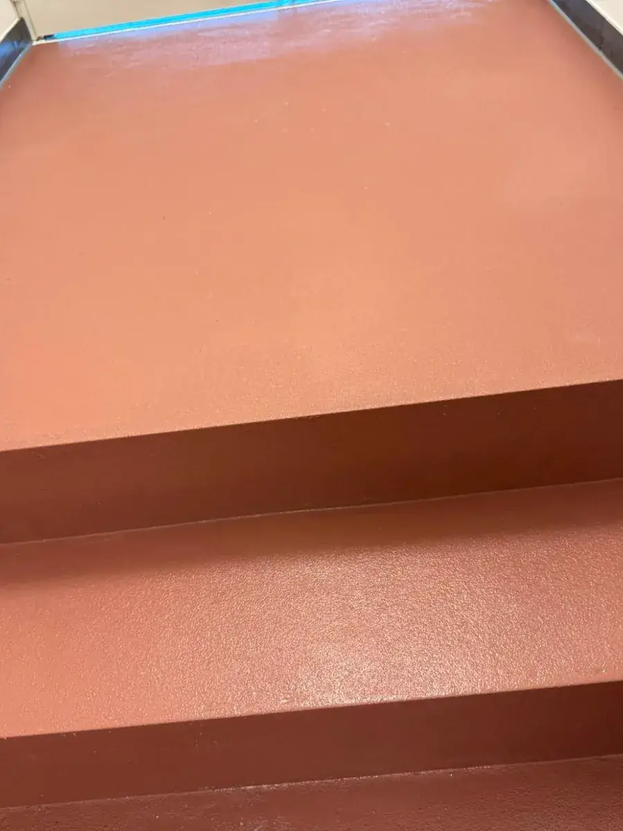Nachher: roter Epoxidboden nach der maschinellen Bauendreinigung, sauber und gleichmäßig